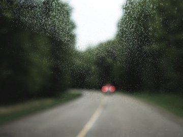 Automne : pluie, brume et routes glissantes – adoptez les bons réflexes et vérifiez votre contrat auto