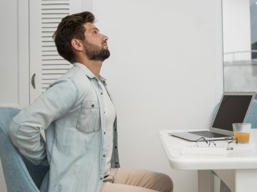 Réduire les risques musculosquelettiques : adopter la bonne posture au bureau !